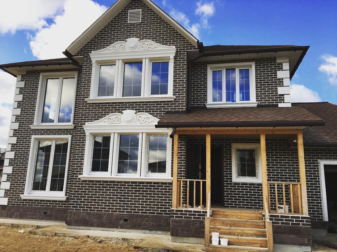 монументы и декор в архитектуре фасадов