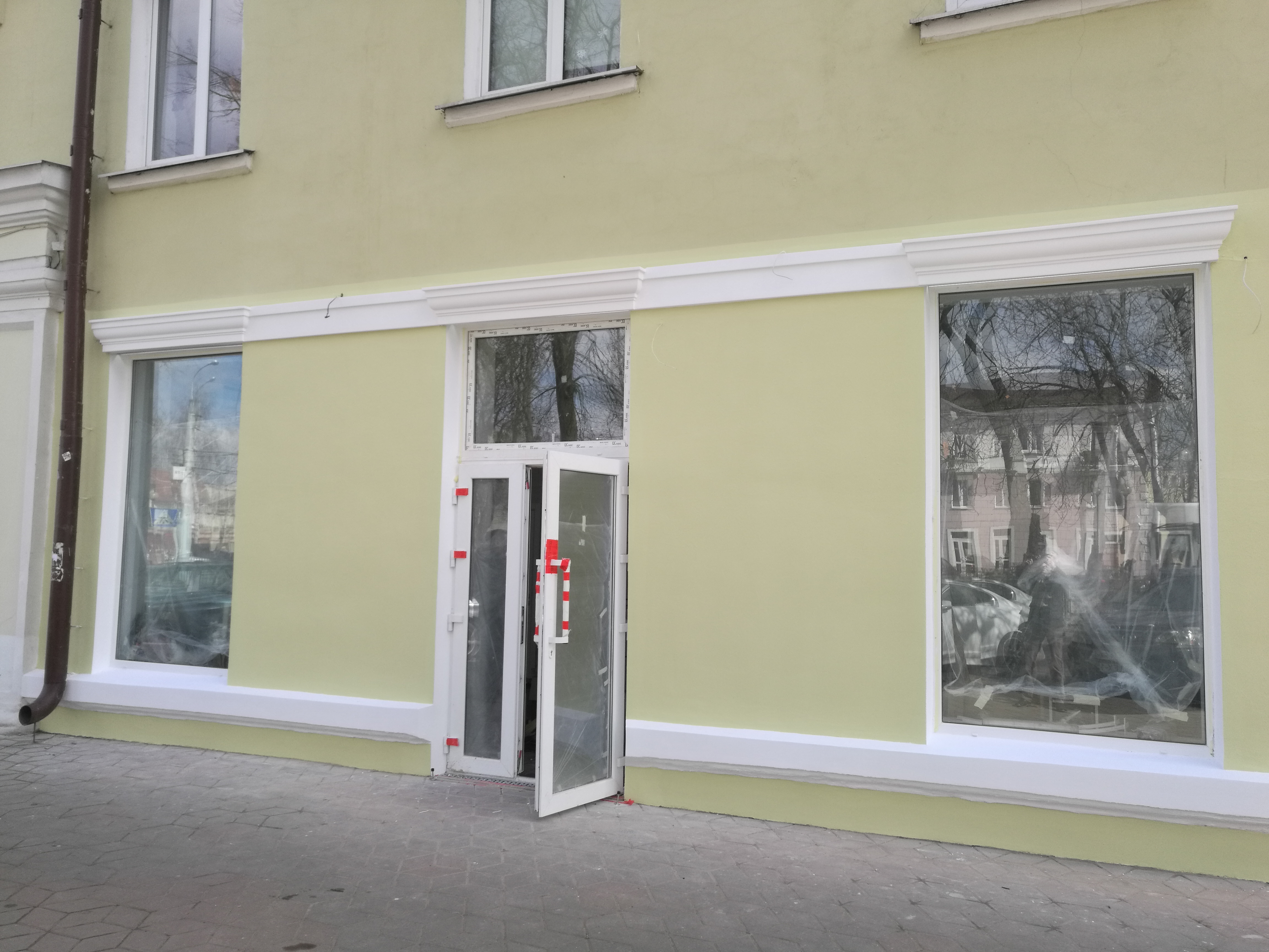 отделка карнизами кафе