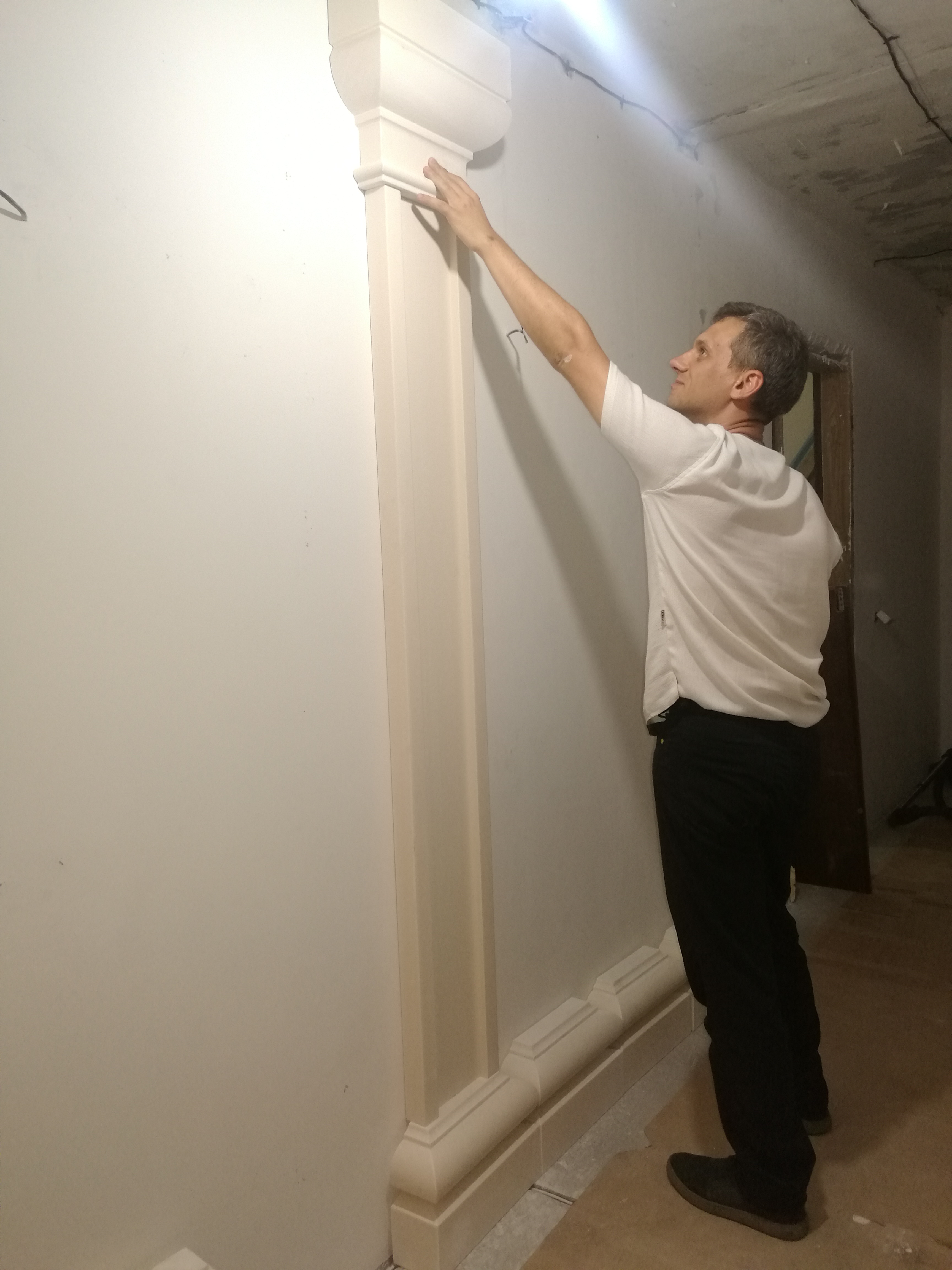 процесс крепления пилястр к стене