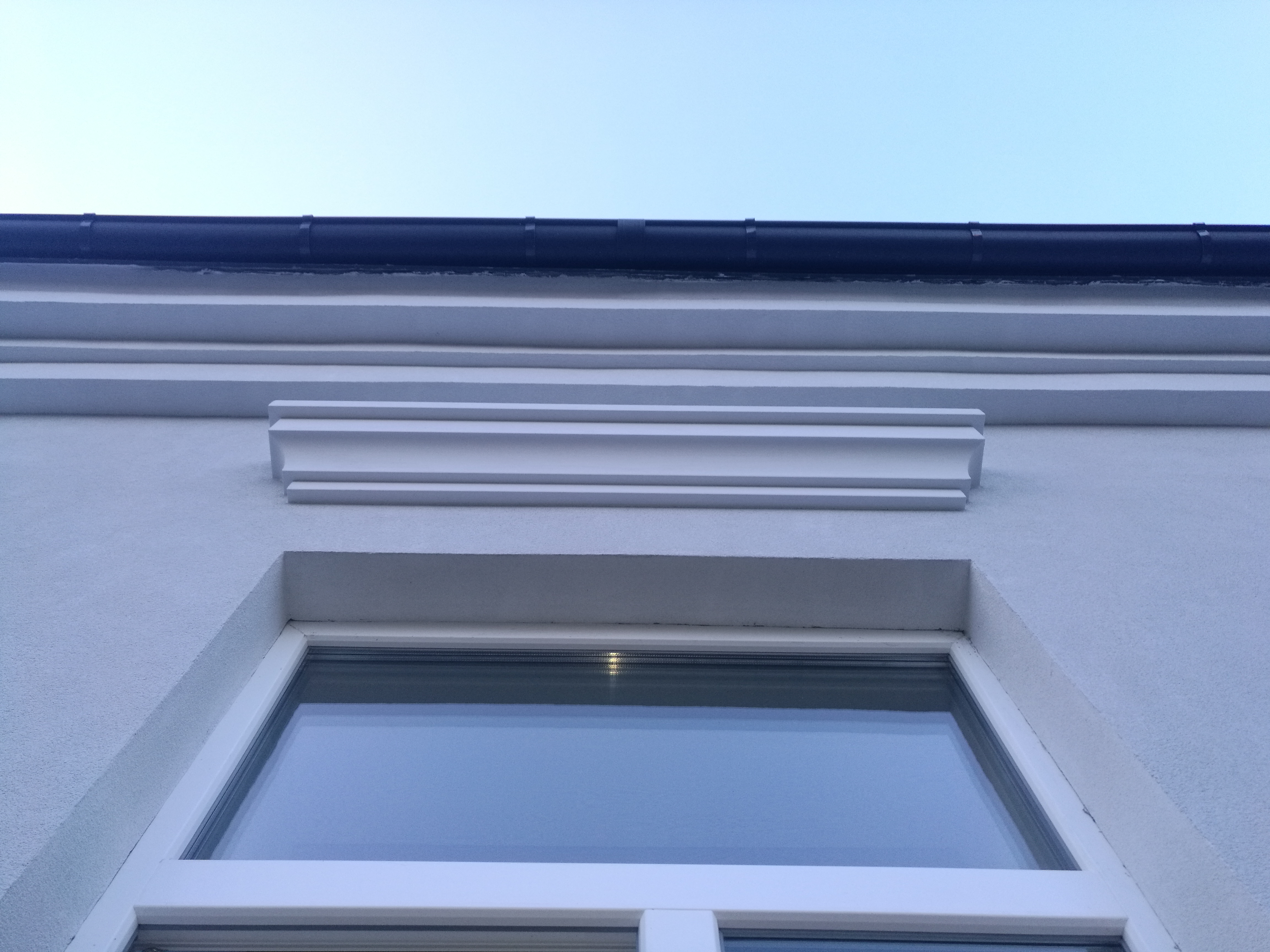 карниз над окном дома