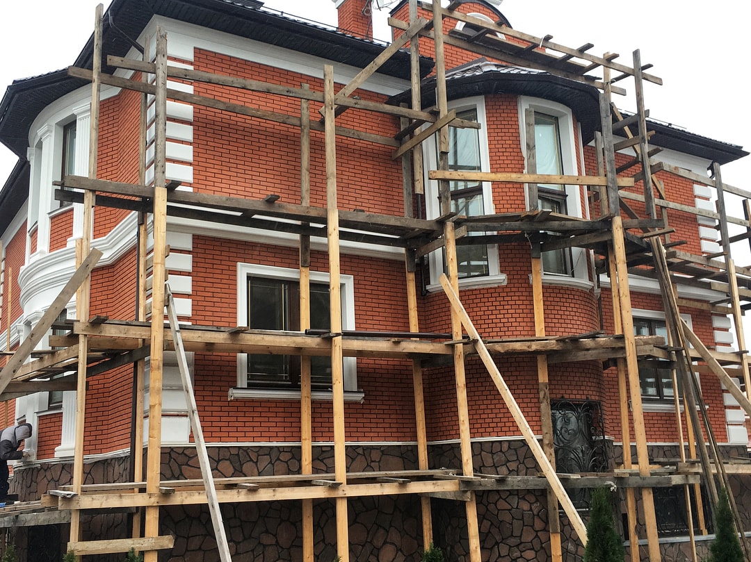 процесс отделки дома лепниной