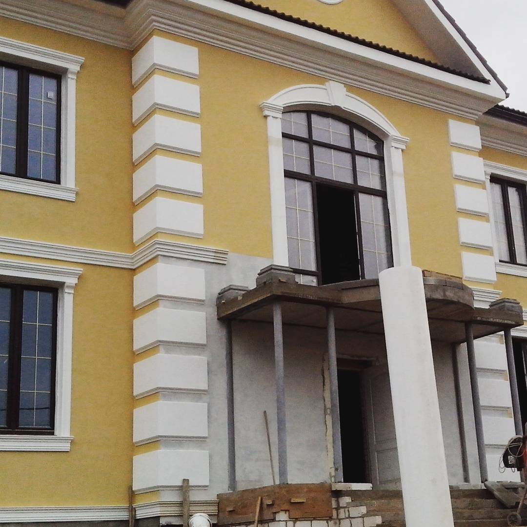 фото декора на фасаде дома из пенопласта