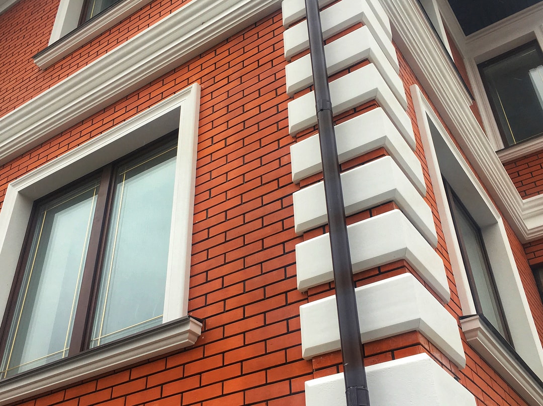 декор углов фасада дома